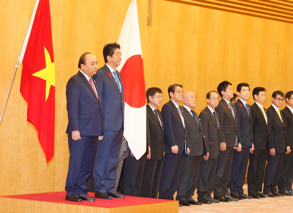 Thủ tướng Nhật Bản Shinzo Abe đón Thủ tướng Nguyễn Xuân Phúc. (Ảnh: Thống Nhất/TTXVN)