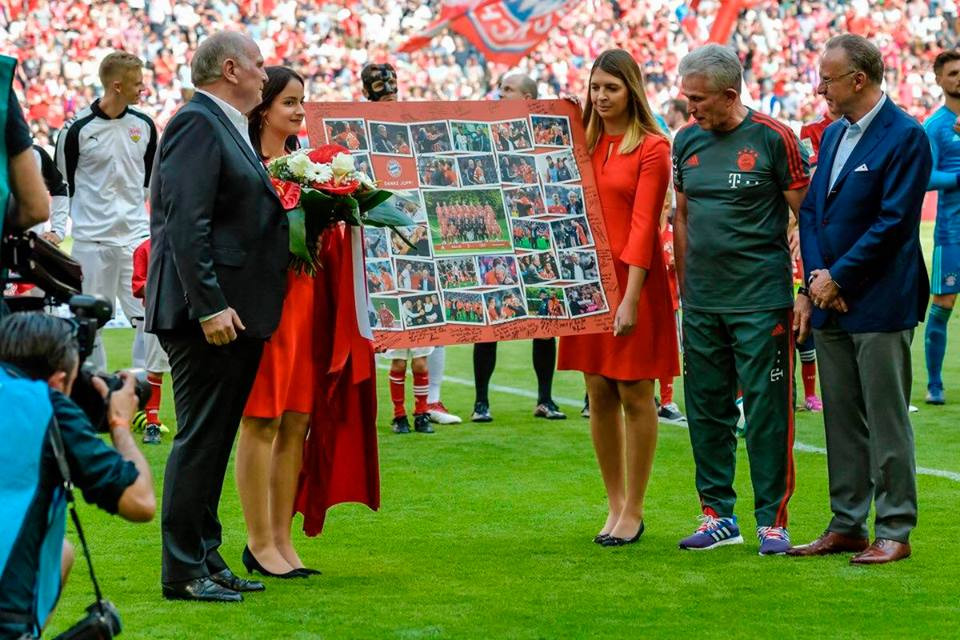 Uli cùng Jupp nhìn lài những khoảnh khắc đáng nhớ qua ảnh. (Nguồn: Fcb.de)