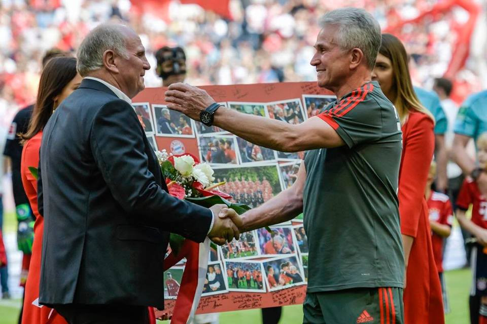 Chủ tịch Bayern Uli Hoeness tri ân những gì mà Jupp đã mang đến cho Bayern Munich. (Nguồn: Fcb.de)