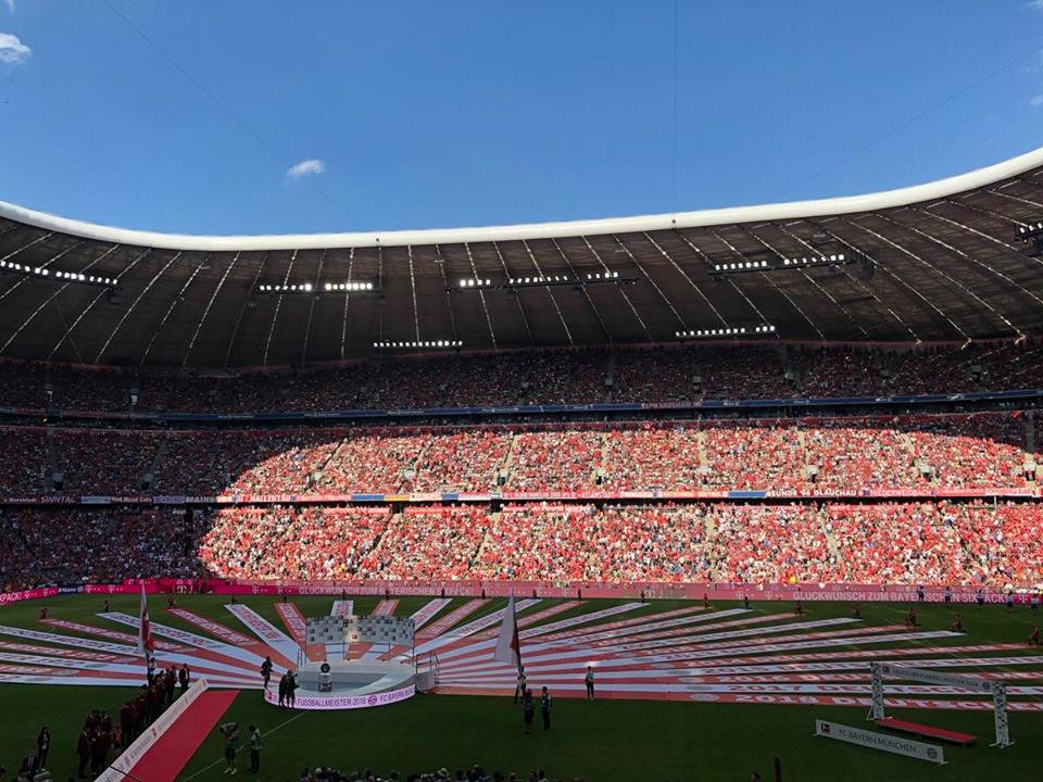 Sân Allianz đầy sắc màu trong ngày Bayern nâng cúp và cũng là ngày chia tay Jupp.