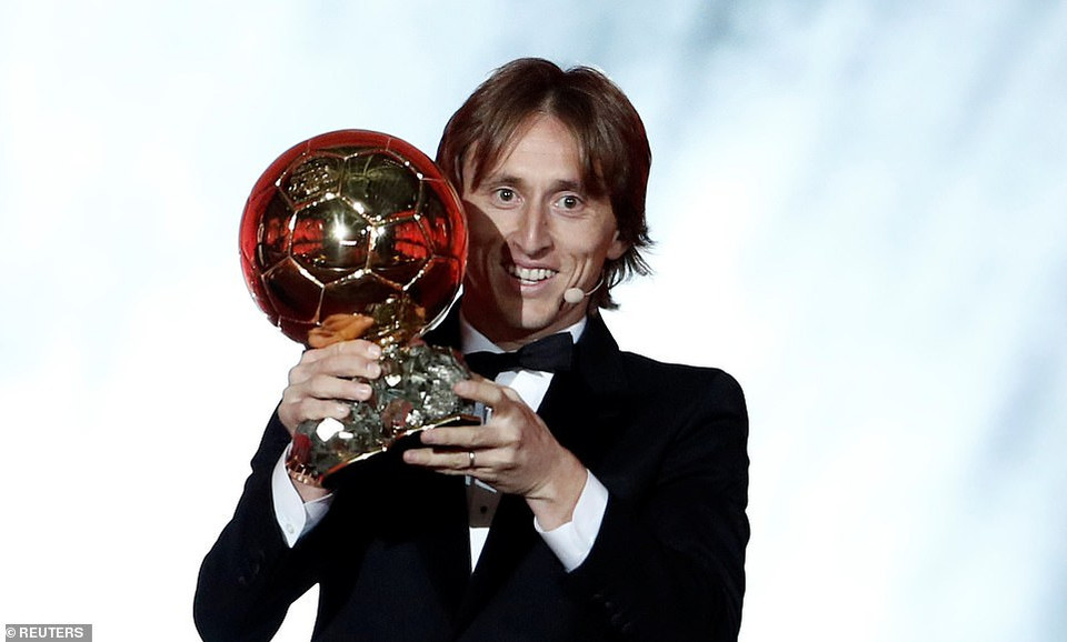 Luka Modric hân hoan trên bục nhận Quả bóng vàng.