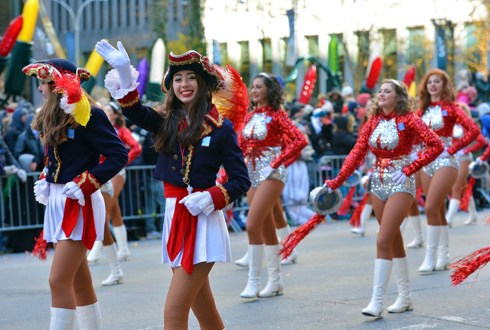 Cuộc diễu hành Lễ Tạ ơn Macy's ở trung tâm Manhattan (Mỹ), quy tụ 8.000 người biểu diễn, trong đó có 1.100 hoạt náo viên và vũ công, hơn 1.000 chú hề, 16 đội diễu hành. (Ảnh: THX/TTXVN)