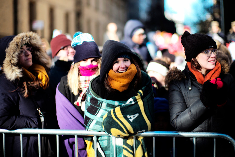 Người dân chiêm ngưỡng cuộc diễu hành Lễ Tạ ơn tại New York, Mỹ ngày 22/11/2018. (Ảnh: THX/TTXVN)