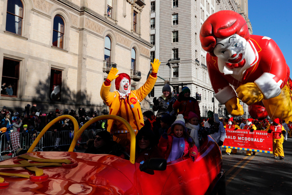 Đoàn vũ công tham gia cuộc diễu hành Lễ Tạ ơn tại New York, Mỹ ngày 22/11/2018. (Ảnh: THX/TTXVN)