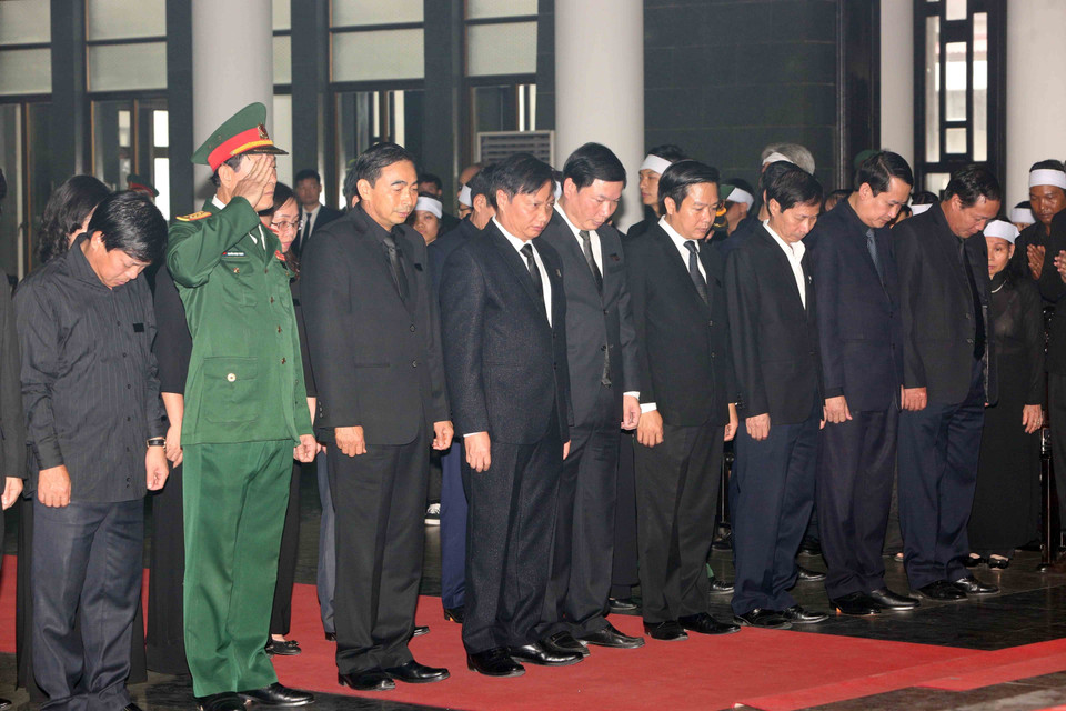 Đoàn Đảng ủy, HĐND, UBND, Ủy ban MTTQ Việt Nam tỉnh Ninh Bình viếng nguyên Tổng Bí thư Đỗ Mười. (Ảnh: TTXVN)