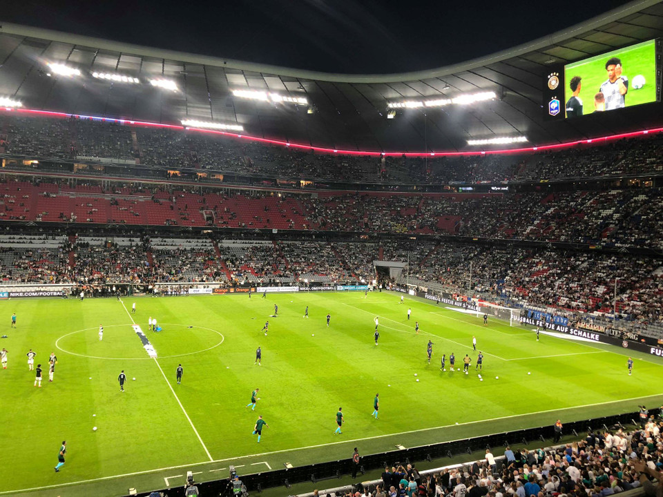 Các cầu thủ khởi động trước trận đấu với nhà đương kim vô địch thế giới Pháp. (Ảnh: Thắng Trương/Vietnam+)