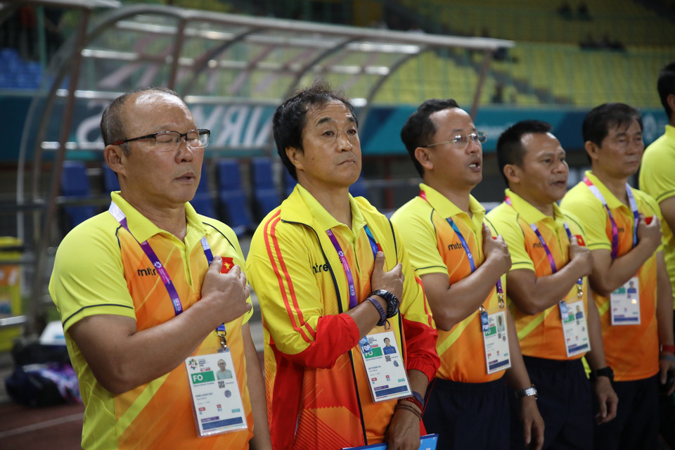 Ban huấn luyện Olympic Việt Nam. (Ảnh: Hoàng Linh/TTXVN)