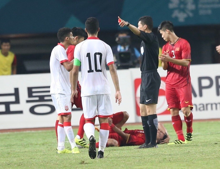 Cuối hiệp 1, Olympic Việt Nam còn có lợi thế chơi hơn người khi cầu thủ Bahrain nhận thẻ đỏ sau tình huống phạm lỗi với Văn Thanh. (Ảnh: Hoàng Linh/TTXVN)