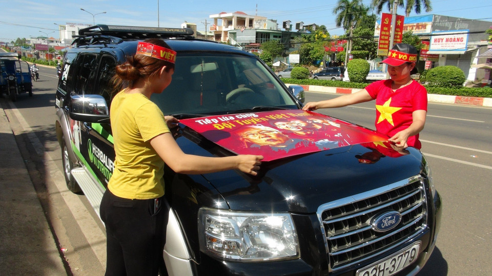 ...hay trang trí xe trước khi hòa vào dòng người trên phố. (Ảnh: Nguyễn Thắng/TTXVN)