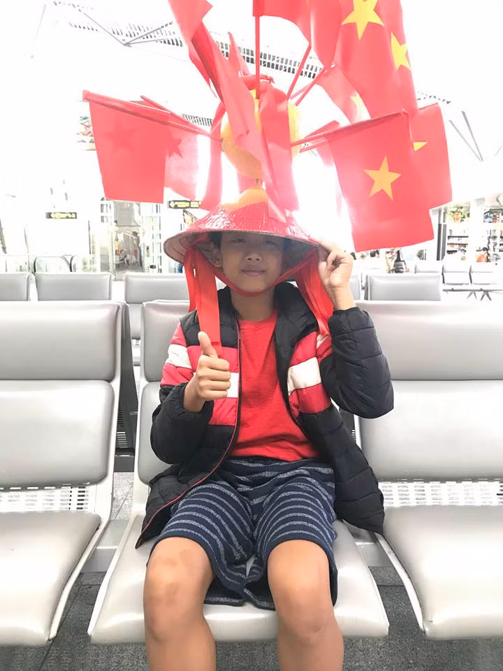 Cổ động viên trên khắp cả nước đang đổ dồn về sân Mỹ Đình, cổ vũ tuyển Việt Nam đánh bại Malaysia ở chung kết lượt về để bước lên bục vinh quang tại AFF Suzuki Cup 2018.