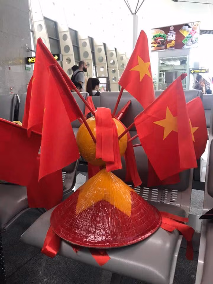 Hành trang các cổ động viên ở Đà Nẵng mang theo đến Mỹ Đình. (Ảnh: Vietnam+)