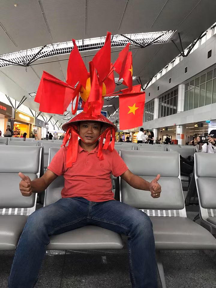Cổ động viên chuẩn bị xuất phát từ sân bay Đà Nẵng. (Ảnh: Vietnam+)