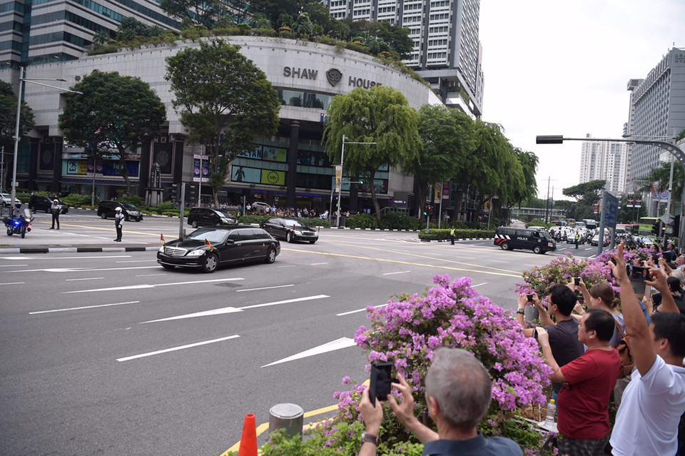 Người dân Singapore đổ ra đường để lưu lại khoảnh khắc lịch sử. (Nguồn: Straits Times)