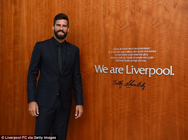 ...Thủ thành người Brazil này được đặt kỳ vọng rất lớn.