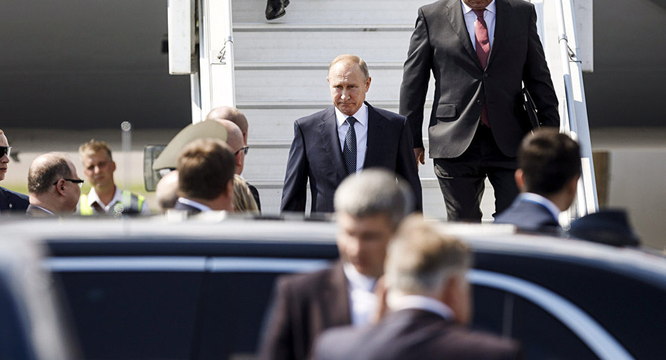 Tổng thống Putin rời máy bay.