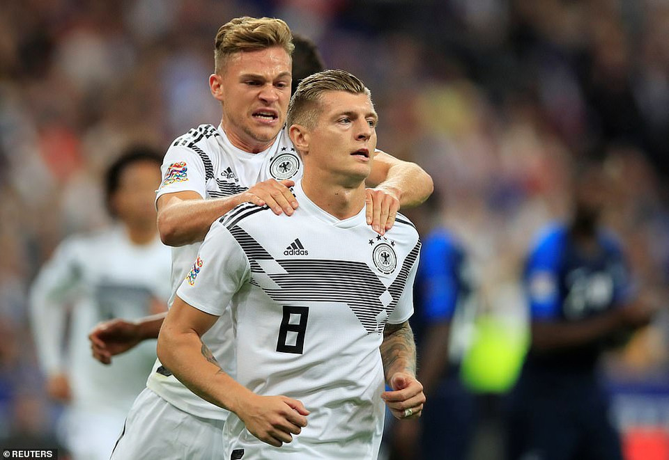 ...giúp đội tuyển Đức vượt lên dẫn trước 1-0 trước nhà đương kim vô địch thế giới.