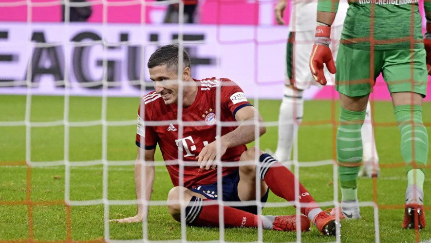 Robert Lewandowski bất lực trong việc đưa bóng vào khung thành đối phương. (Nguồn: fcb.de)