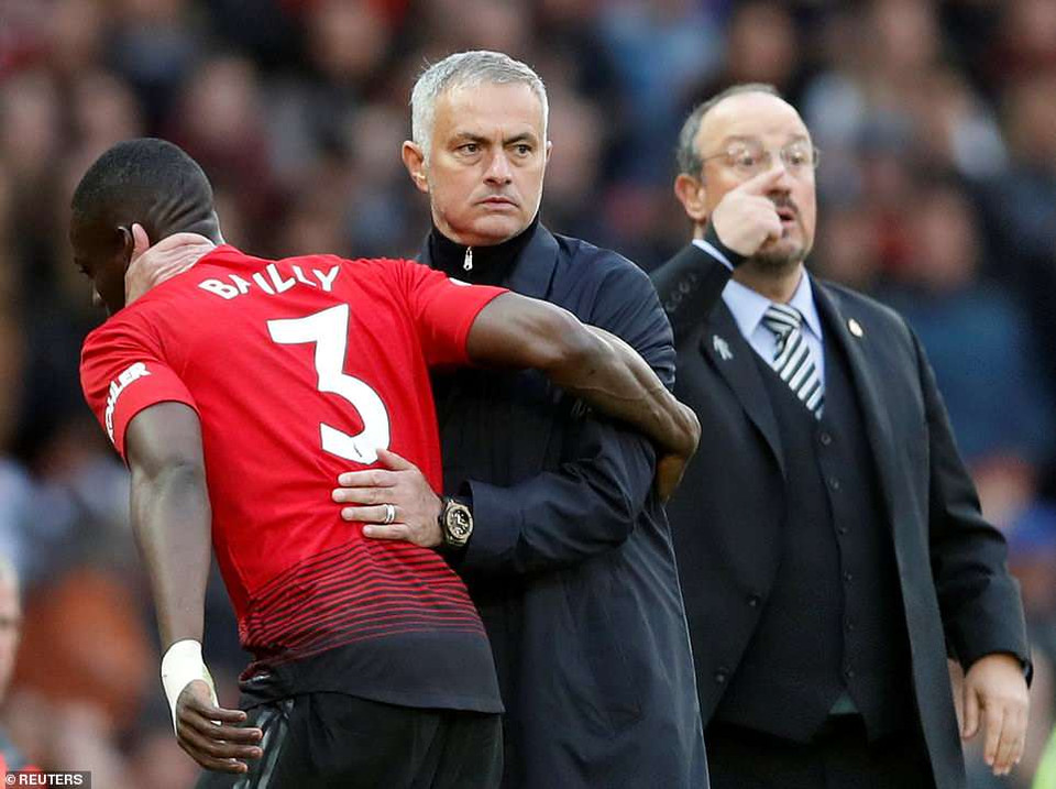 Chứng kiến những gì diễn ra, Mourinho buộc phải rút trung vệ Eric Bailly ra khỏi sân và đưa Juan Mata vào sân tăng cường khả năng tấn công.