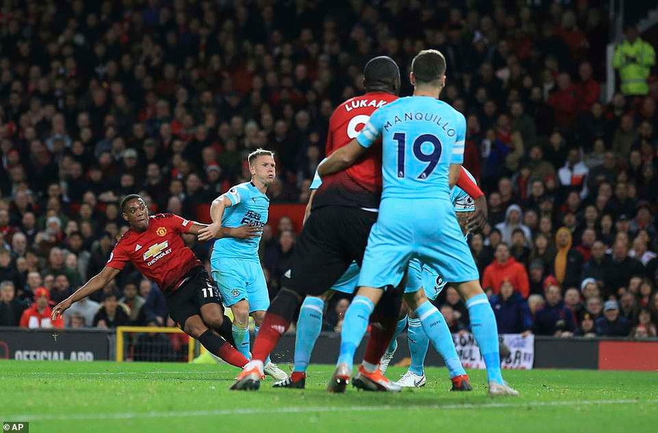 7 phút sau, Martial dứt điểm đầy hiểm hóc vào góc gần sau pha đánh gót tinh tế của Paul Pogba.