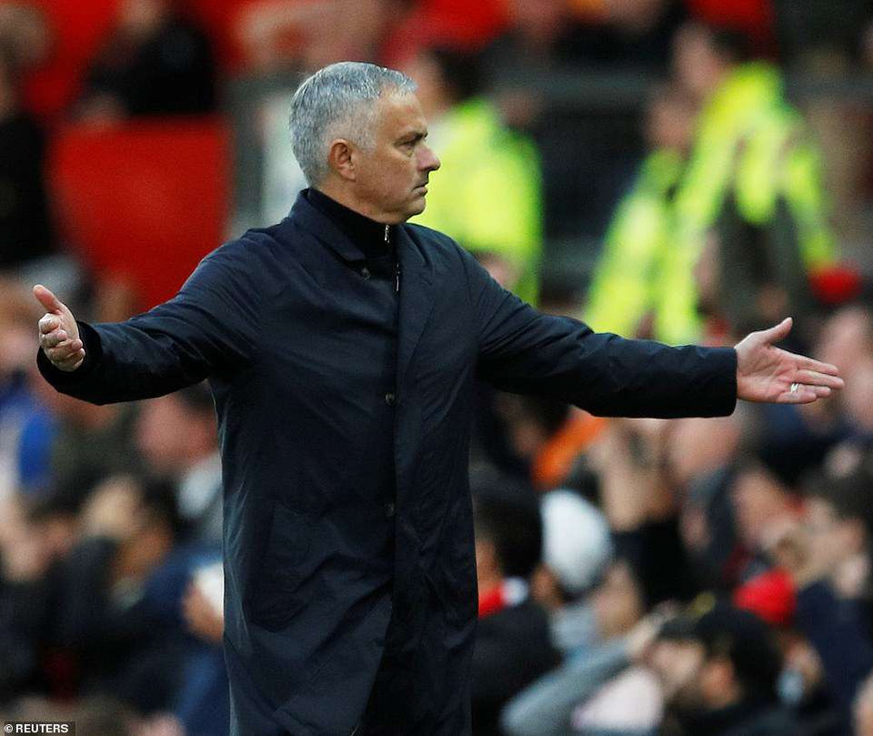 Mourinho ngỡ ngàng với những gì diễn ra và có lẽ ông cũng không để ý rằng đây là lần đầu tiên trong lịch sử M.U để thua 2 bàn nhanh đến vậy trên sân nhà.