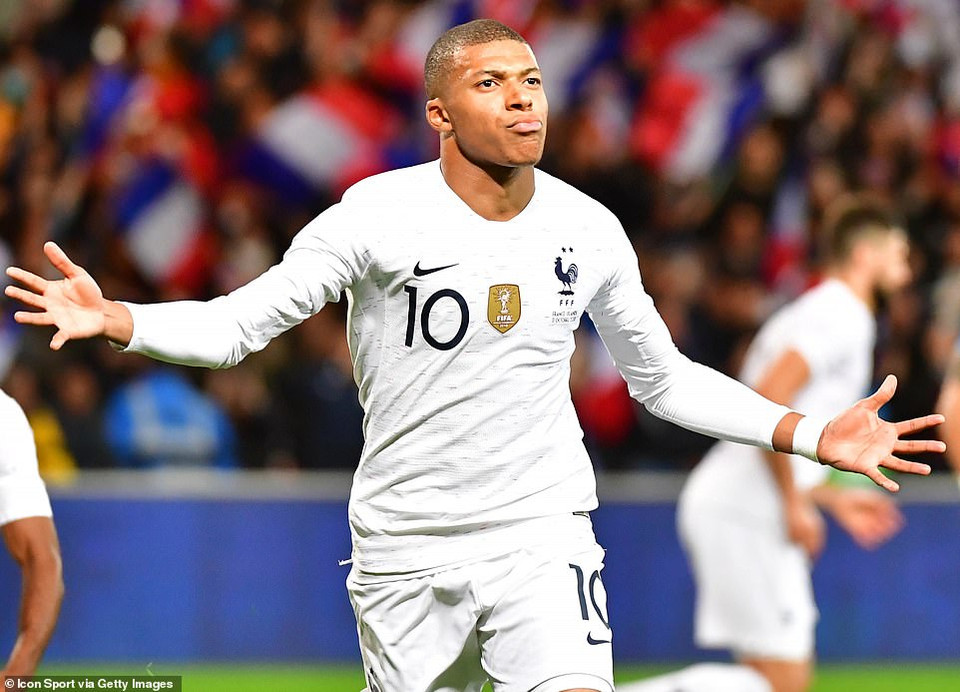 Kylian Mbappe đã sắm vai người hùng khi để lại dấu giày trong cả 2 bàn thắng, qua đó giúp nhà vô địch thế giới Pháp hòa 2-2 kịch tính trước đội tuyển Iceland ở trận đấu giao hữu đêm qua. 