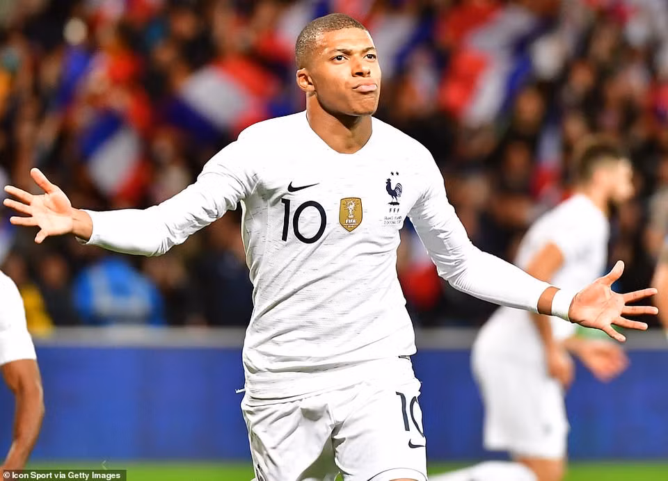 Kylian Mbappe đã sắm vai người hùng khi để lại dấu giày trong cả 2 bàn thắng, qua đó giúp nhà vô địch thế giới Pháp hòa 2-2 kịch tính trước đội tuyển Iceland ở trận đấu giao hữu đêm qua. 