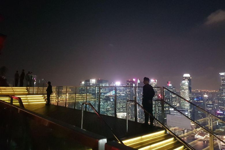 Nhân viên an ninh thắt chặt ở đài quan sát trên toà nhà 57 tầng tại MBS SkyPark. (Nguồn: straitstimes)