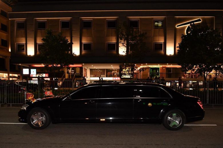 Xe chở nhà lãnh đạo Triều Tiên đi qua trung tâm mua sắm Tanglin. (Nguồn: straitstimes)