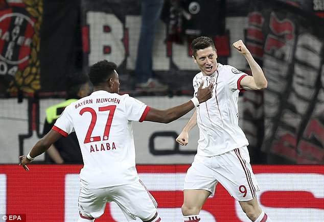 6 phút sau, Robert Lewandowski nhân đôi cách biệt cho đội khách.