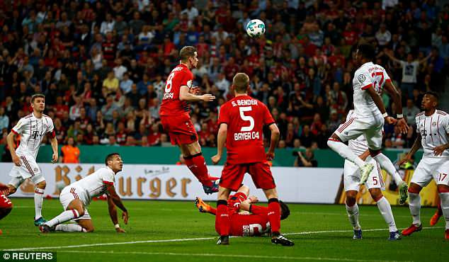 Lars Bender giúp trận đấu thêm hấp dẫn bằng bàn thắng rút ngắn tỷ số 1-2 ở phút 16.