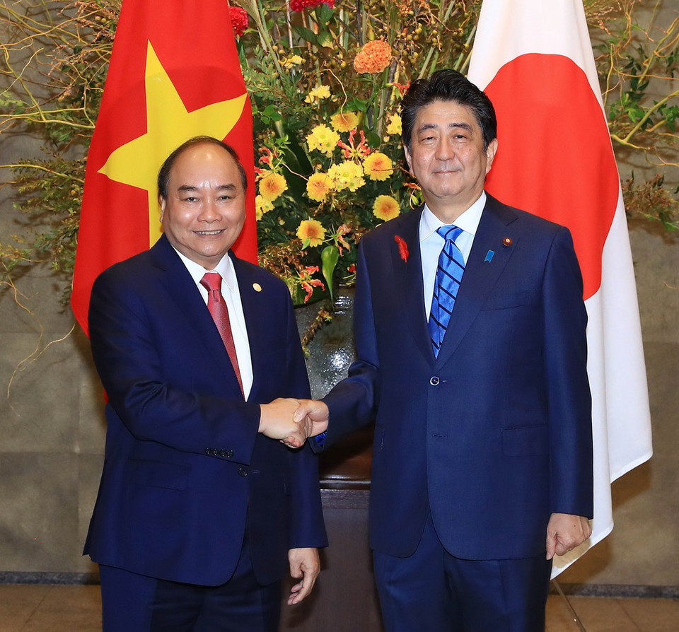 Thủ tướng Nhật Bản Shinzo Abe đón Thủ tướng Nguyễn Xuân Phúc. (Ảnh: Thống Nhất/TTXVN)