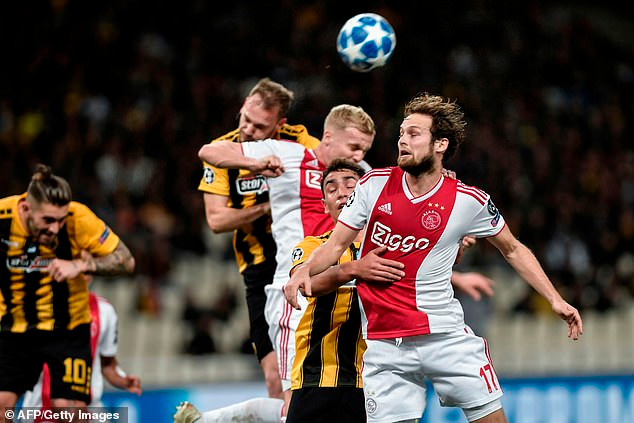 Ajax (áo trắng) cũng không quá khó khăn để giành vé đi tiếp sau chiến thắng 2-0 trước AEK Athens.