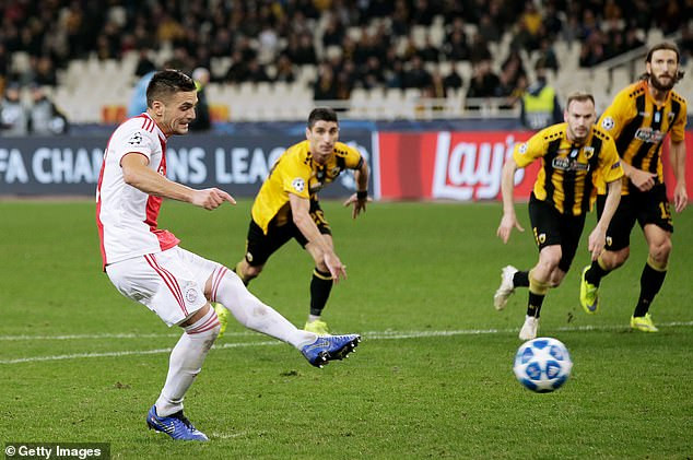 Dusan Tadic đã sắm vai người hùng của Ajax...