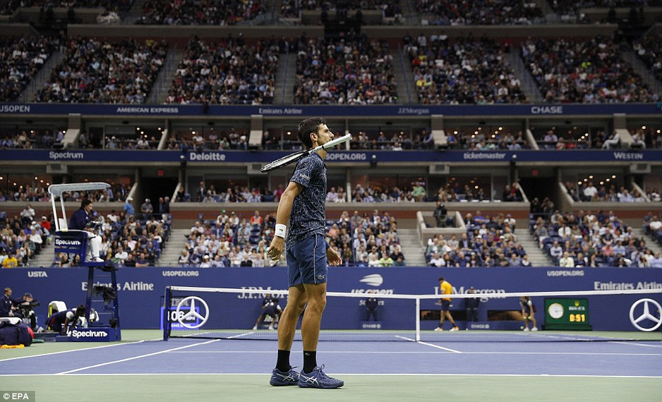 Nole khá thoải khi dẫn trước đối thủ 3-1 sau 4 game đấu.