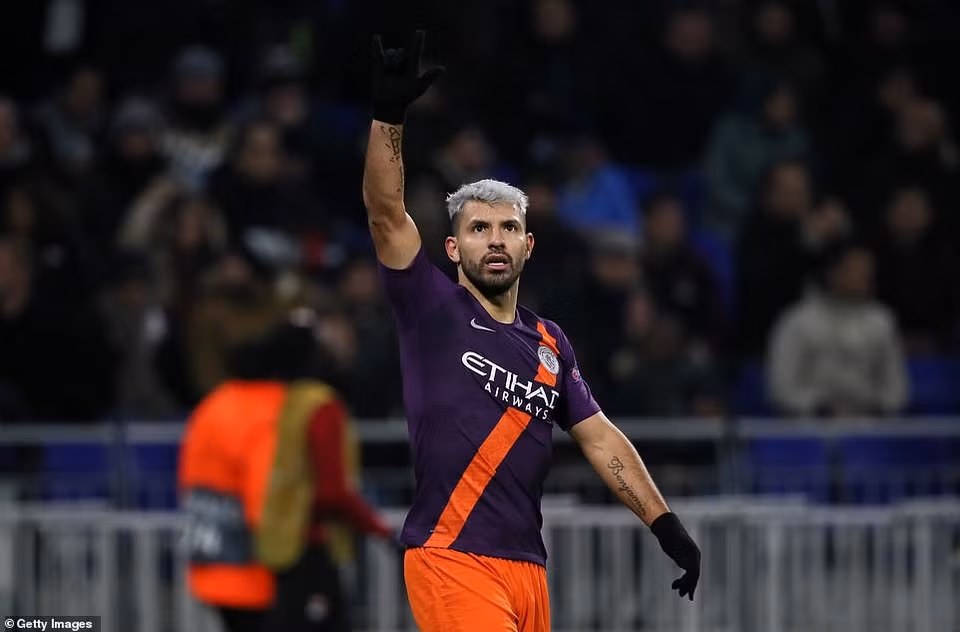 Tại bảng F, Sergio Aguero đã ghi bàn thắng quyết định giúp Manchester City cầm hòa Lyon 2-2, qua đó trở thành đội bóng đầu tiên vào vòng 1/8.
