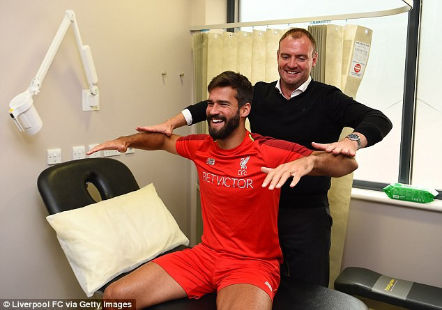 Alisson Becker hoàn tất kiểm tra sức khỏe trước khi gi nhập Liverpool.