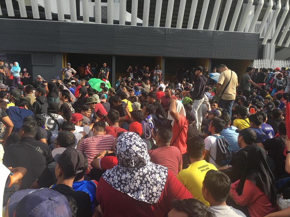 Các quầy bán vé trực tiếp chỉ bắt đầu mở cửa từ 10 giờ sáng ngày 9/12 tại các cử A và F của sân vận động Bukit Jalil. (Ảnh: Lương Hòa/Vietnam+)