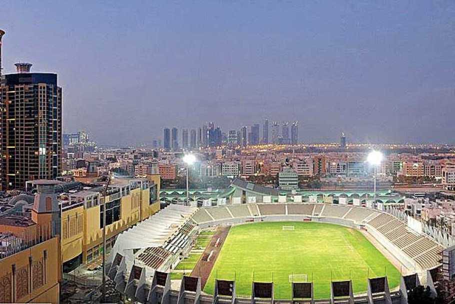 Sân vận động Al-Nahyan (Abu Dhabi), có sức chứa 12.000 chỗ ngồi.