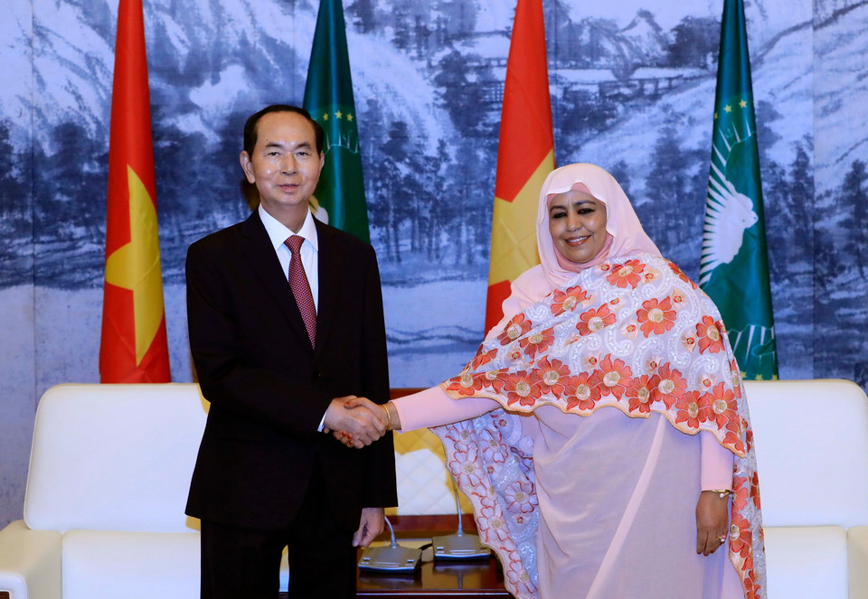 Chủ tịch nước Trần Đại Quang hội kiến Quyền Chủ tịch Ủy ban Liên minh châu Phi Amira Mohammed Elfadin. (Ảnh: Nhan Sáng/TTXVN)