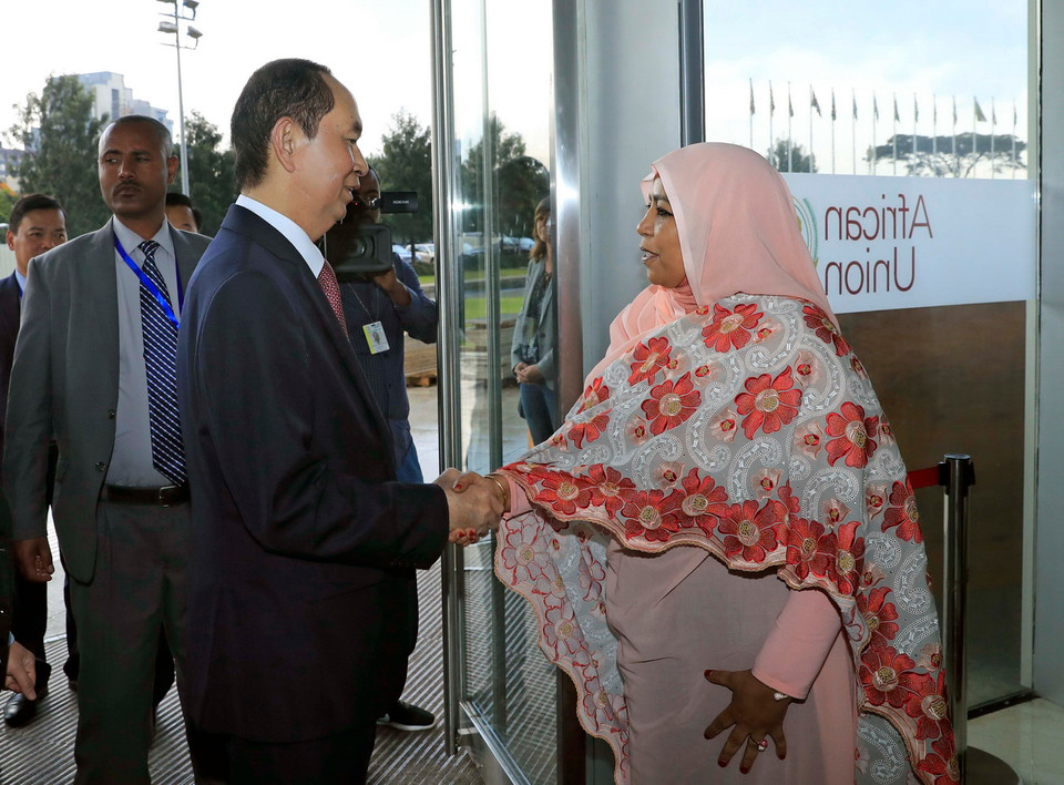  Quyền Chủ tịch Ủy ban Liên minh châu Phi Amira Mohammed Elfadin đón Chủ tịch nước Trần Đại Quang. (Ảnh: Nhan Sáng/TTXVN)