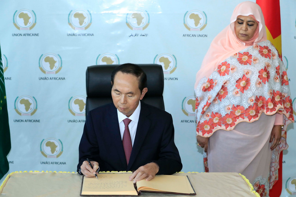 Chủ tịch nước Trần Đại Quang viết lưu bút tại trụ sở Liên minh châu Phi. (Ảnh: Nhan Sáng/TTXVN)