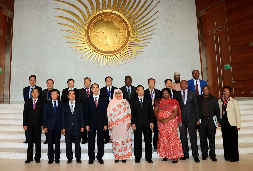 Chủ tịch nước Trần Đại Quang và các đại biểu tại trụ sở Liên minh châu Phi. (Ảnh: Nhan Sáng/TTXVN)