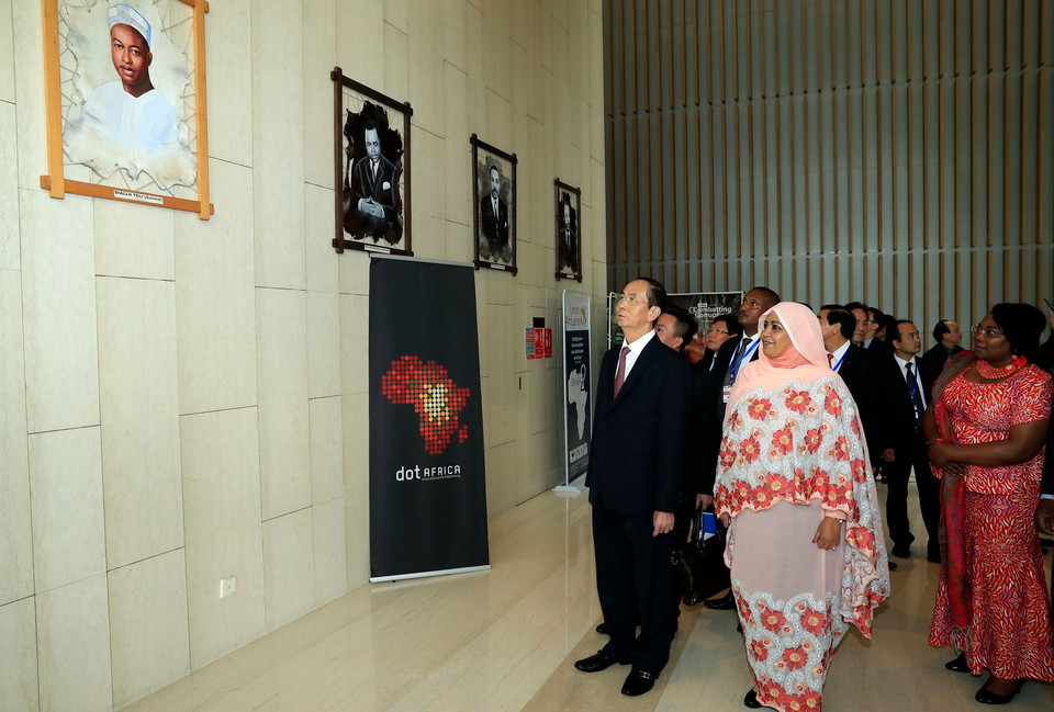 Chủ tịch nước Trần Đại Quang tham quan trụ sở Liên minh châu Phi. (Ảnh: Nhan Sáng/TTXVN)