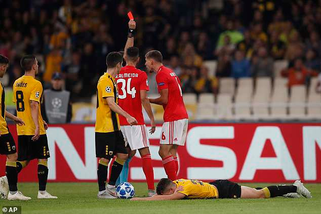 Benfica là đội chơi tốt hơn và dẫn 2-0 trước khi Ruben Dias bị nhận thẻ đỏ.
