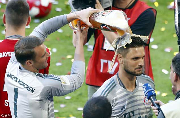 Neuer có vẻ như là người tinh nghịch nhất trong màn tắm bia.