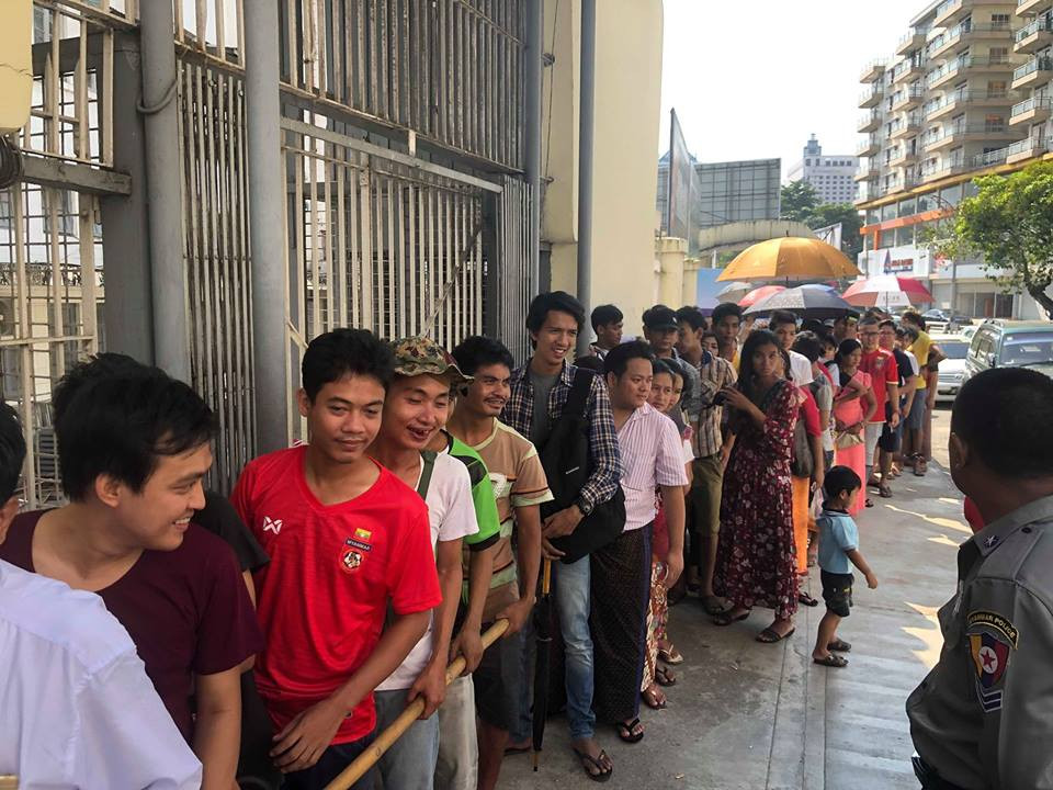 Các cổ động viên khá thoải mái khi xếp hàng chờ đến lượt mình. (Nguồn: MFF)