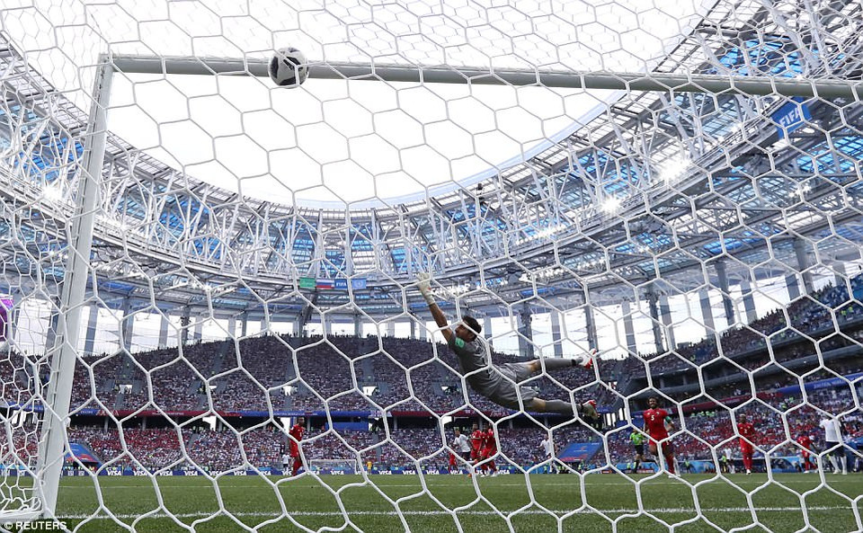 ...bằng một siêu phẩm sút xa không thể cản phá.