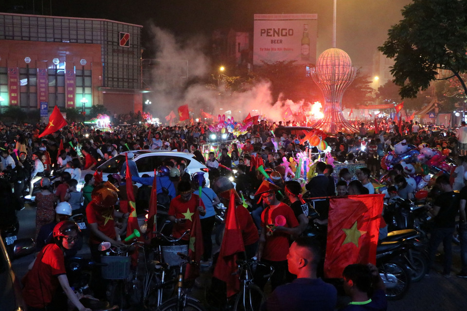 Người hâm mộ Hải Dương đổ ra đường ăn mừng chiến thắng của đội tuyển Việt Nam. (Ảnh: Mạnh Tú/TTXVN)