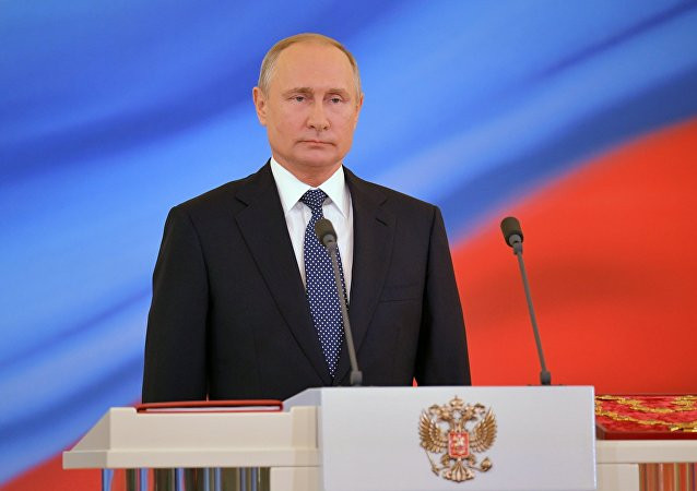 Tổng thống Vladimir Putin đọc lời tuyên thệ nhậm chức tại điện Kremlin ngày 7/5. (Nguồn: AFP/TTXVN)
