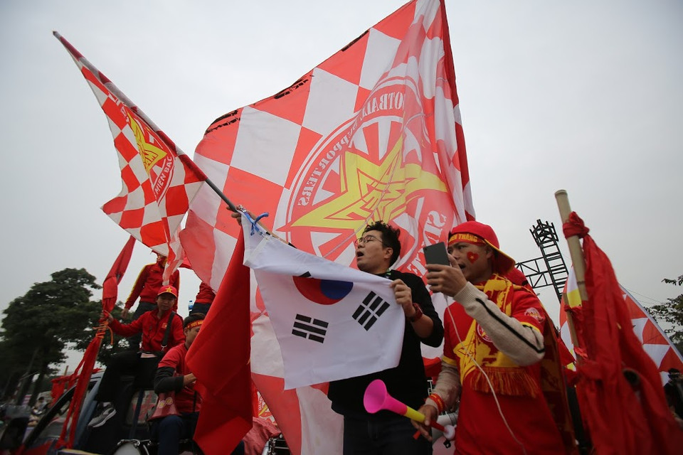 4 tiếng trước trận chung kết lượt về AFF Suzuki Cup 2018 Việt Nam - Malaysia, bên ngoài sân vận động Mỹ Đình đã bắt đầu được nhuộm bỏ.